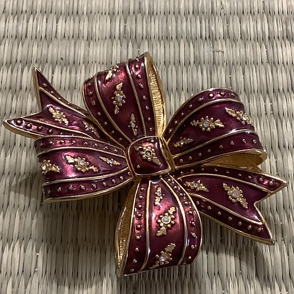 Joan Rivers Cranberry Bow Brooch, Gold Plated, 1990s Vintage Jewelry